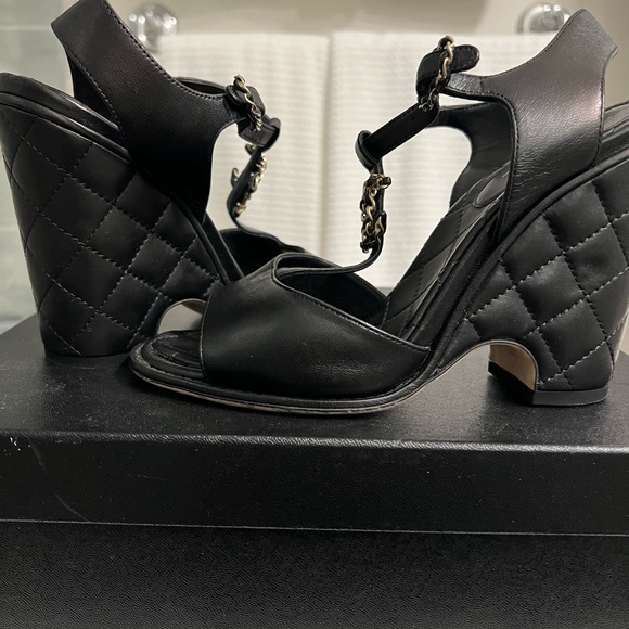 Chanel sandals, authentic lamb skin sandals in black and iconic antique gold - Picture 14 of 15